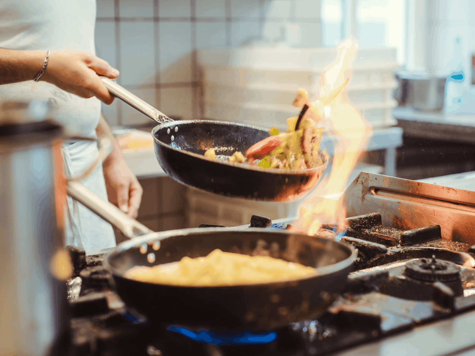 Chef-kok koken in een professionele restaurantkeuken